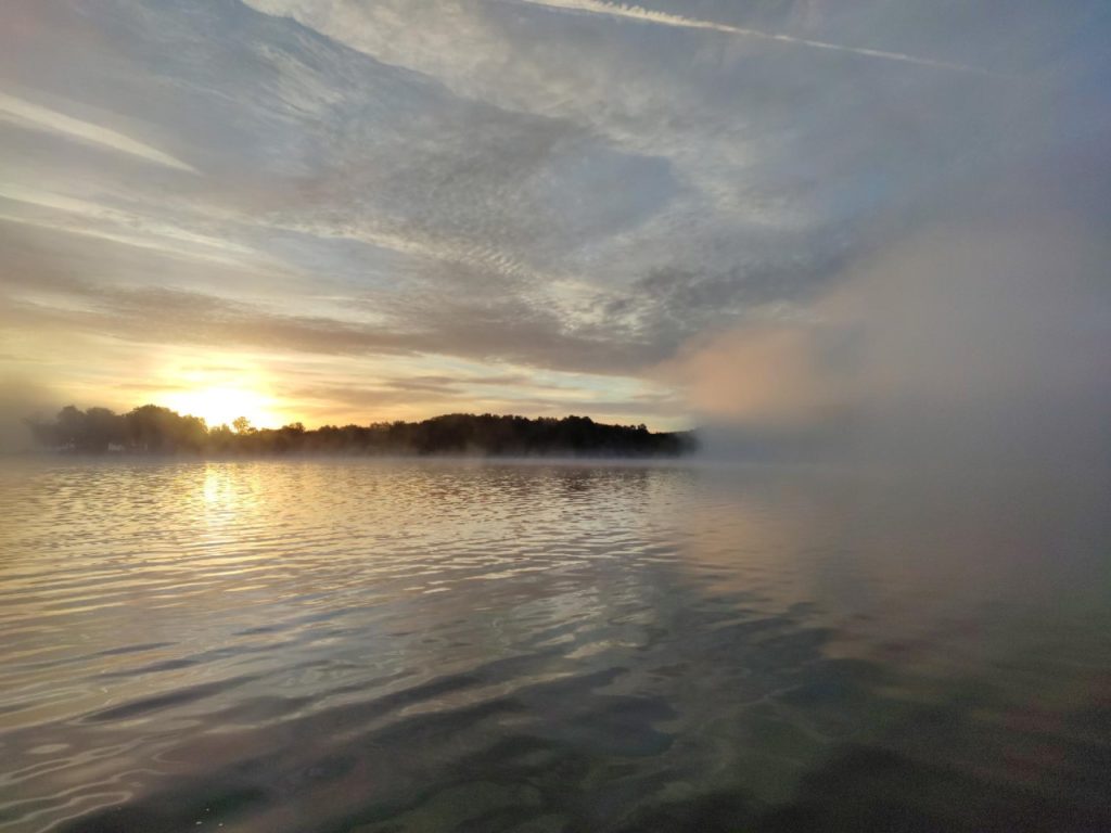 photo du lac de Vassivière au petit matin avec la brume et le soleil