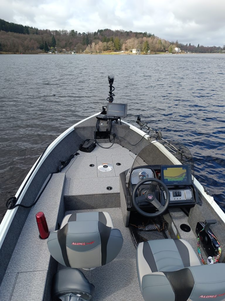 Photo du bateau et capture écran d'un brochet au livescope